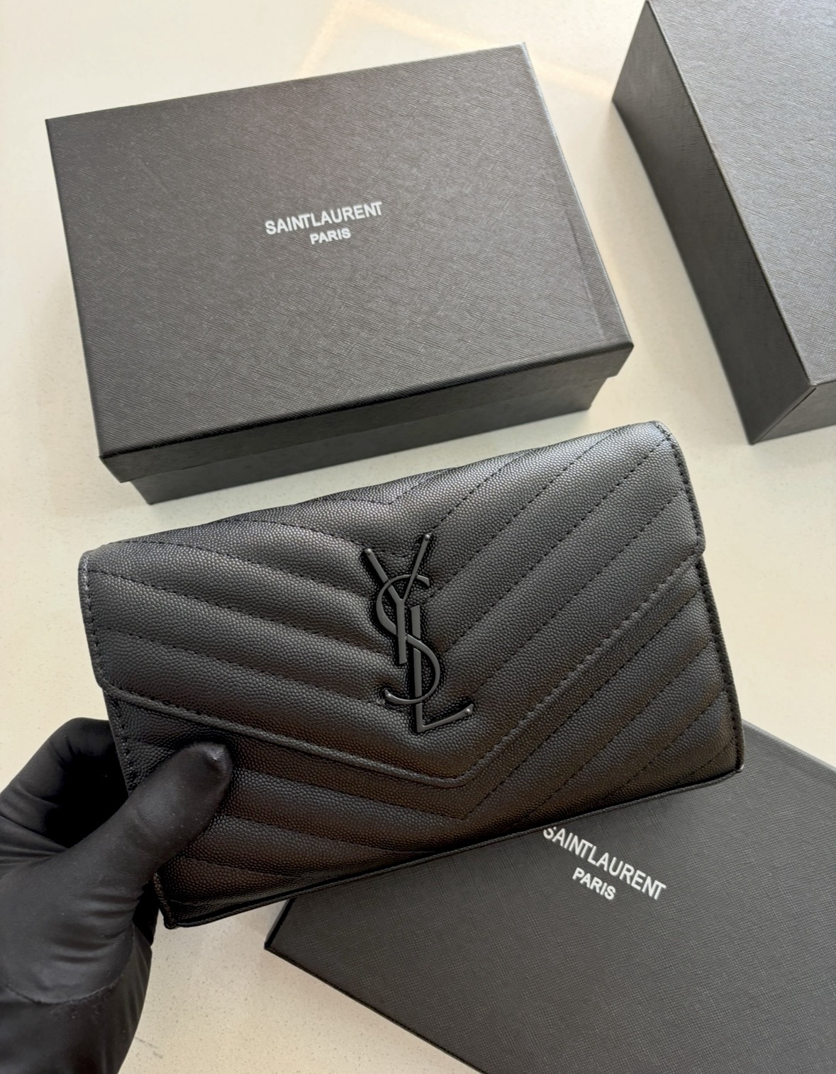 Saint Laurent Envelope Wallet – Negro | Herrajes Negros