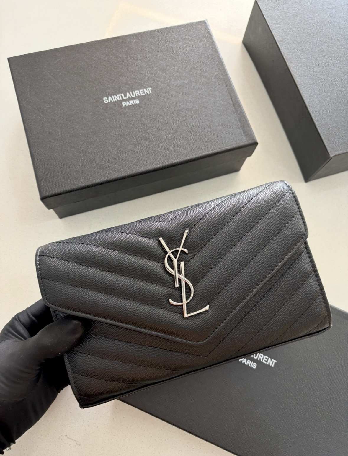 Saint Laurent Envelope Wallet – Negro | Herrajes Plateado