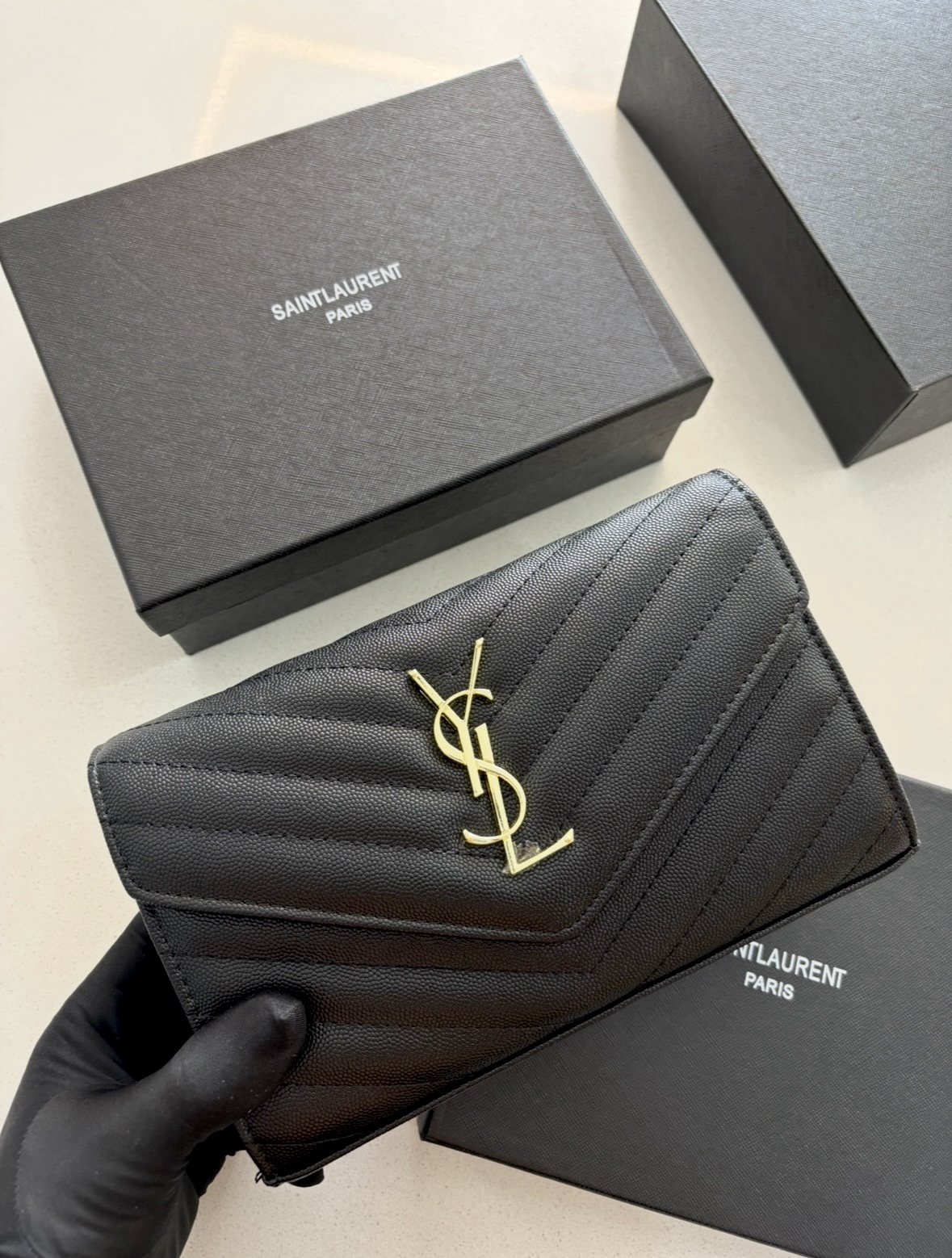 Saint Laurent Envelope Wallet – Negro | Herrajes Dorados